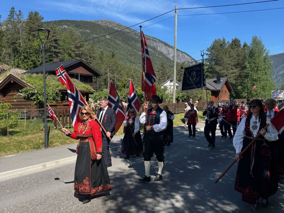 Seljord-ordførar Solveig Sundbø Abrahamsen gjekk fyrst i toget frå kyrkja til Granvin.
