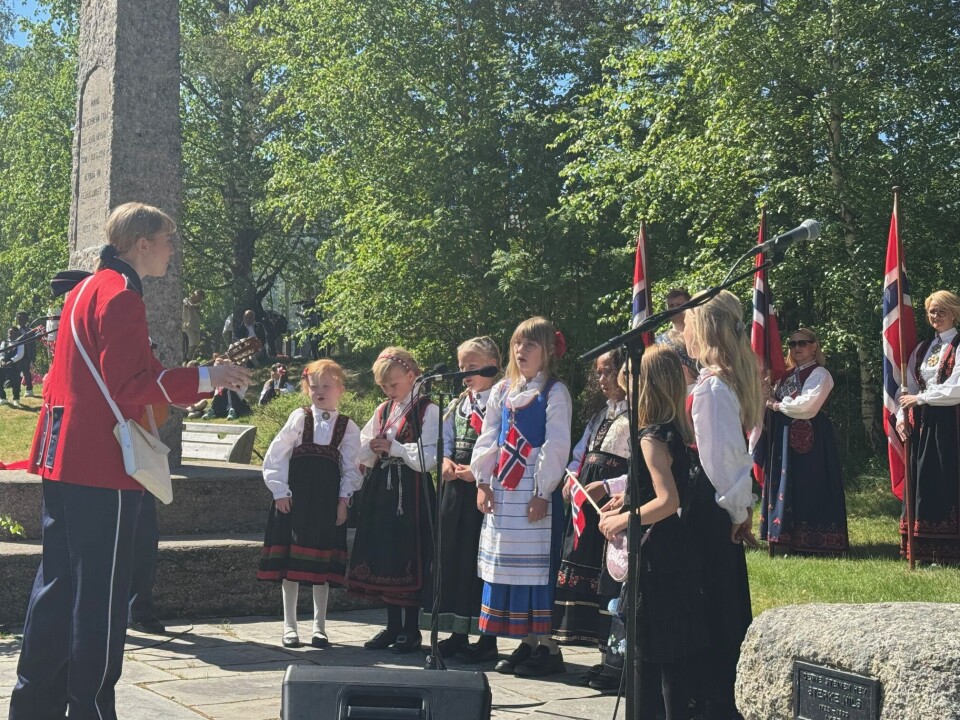 Barnekoret song ved Hermannsbautaen i Seljord.
