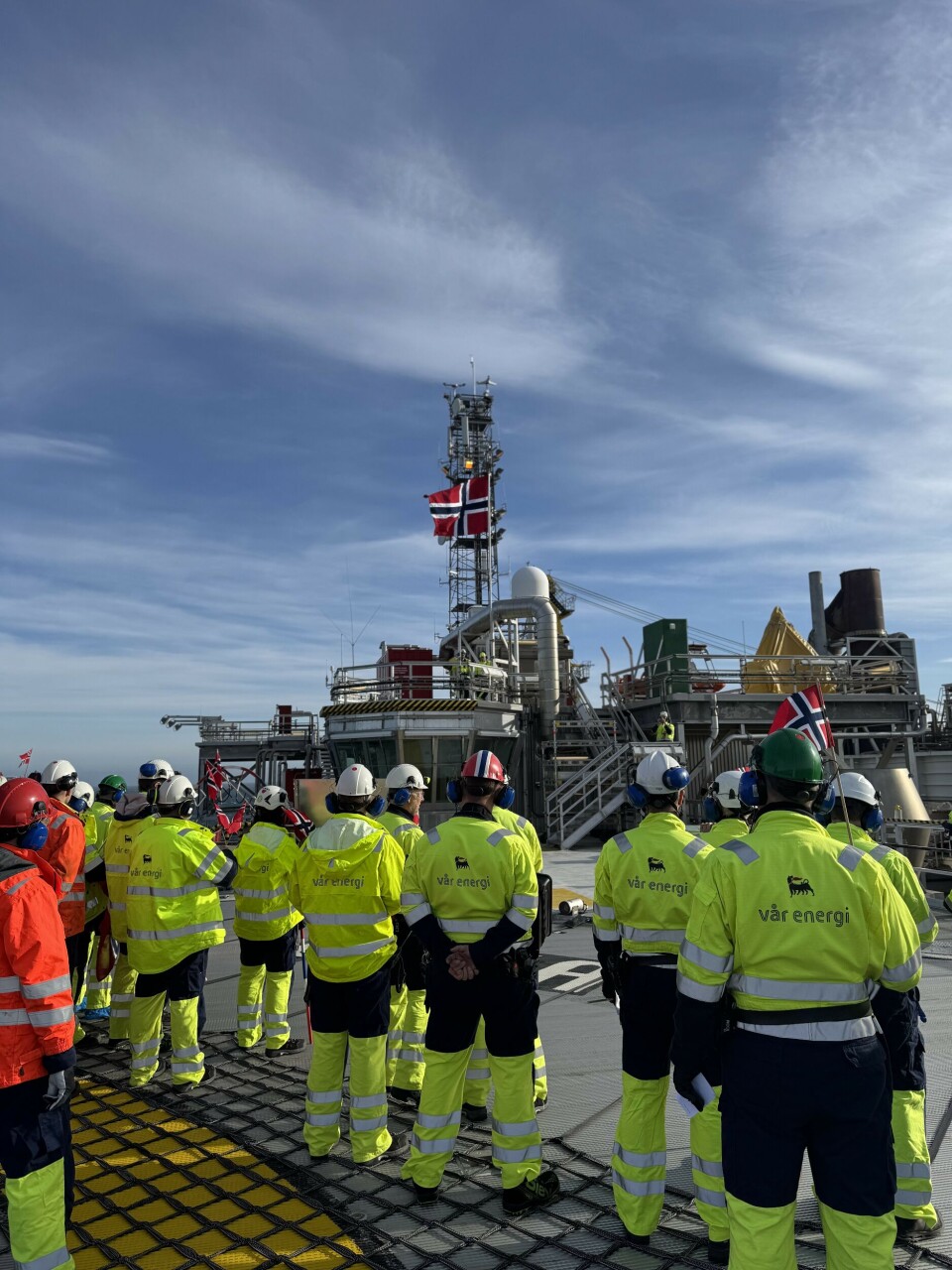 Flaggheising og tale av plattformsjefen på helidekk saman med heile gjengen på Gjøa plattformen i Nordsjøen.
