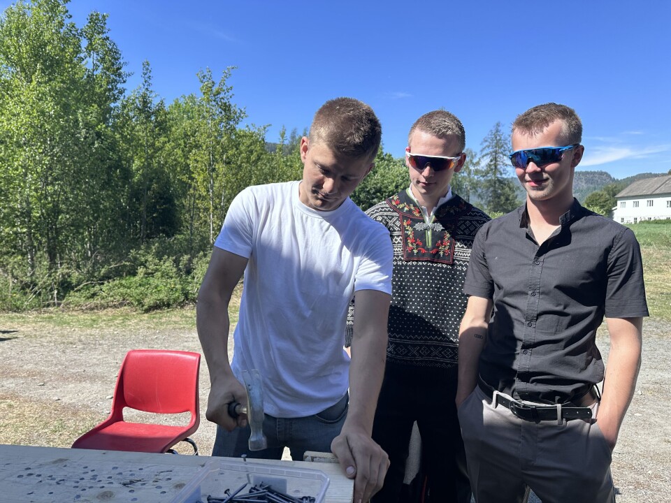 Svenn Bakken Braun (t.v), Alexander Holte og Torje Grestad tok ein duell i spikerslagkonkurransen i Kviteseid.