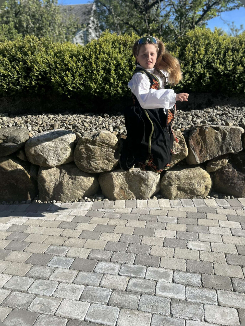 Tiril Tveiten helsar til familie og venner i Haukeli. 17. mai vart i år feira i Bryne.