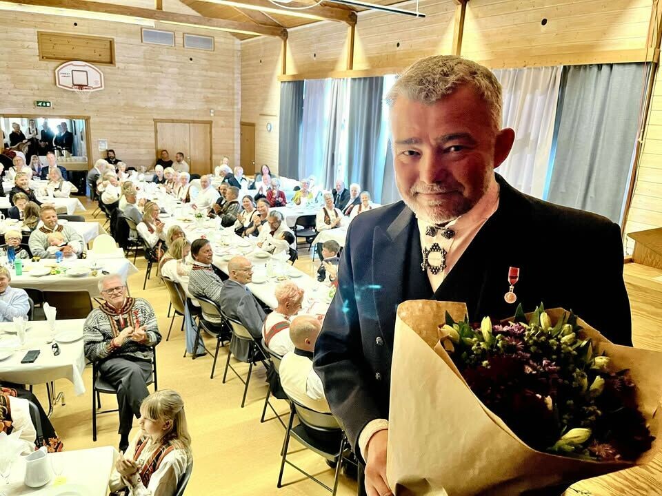 Jan Helge Dale heldt tale i Øyfjell. – Då eg var liten gadd eg aldri høyre 17.maitalen, for den var så kjedeleg. Eg kom når is-salet starta, betrudde han ungane på starten av det som var hans aller fyrste 17. maitale.