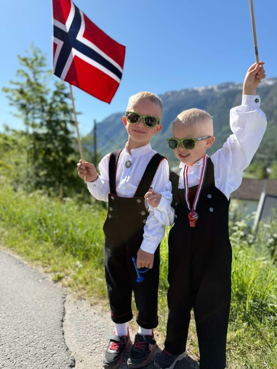 Sondre og Tarjei klare for 17.mai-feiring i Flatdal.