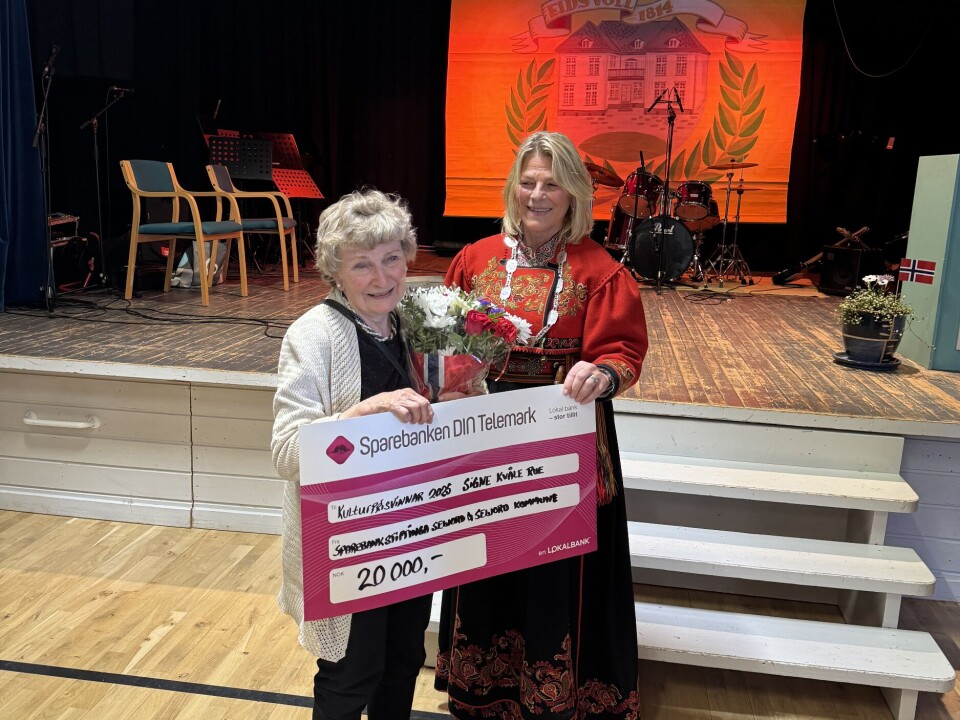Kulturprisvinnar Signe Kvåle Rue og ordførar Solveig Sundbø Abrahamsen