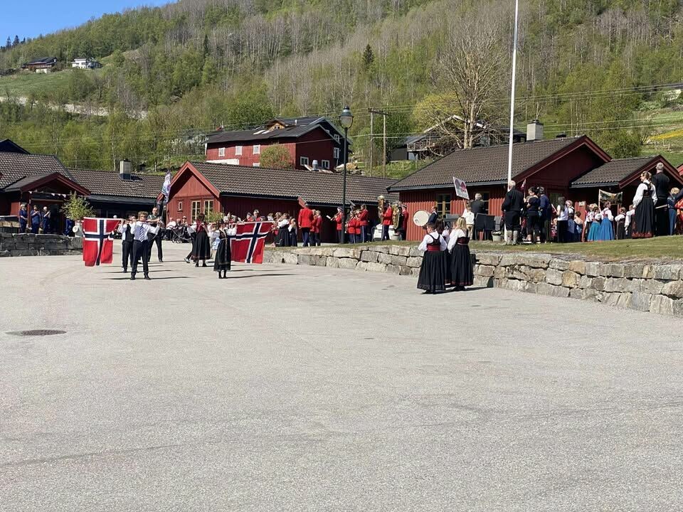 Korpset spela på Nordheimstunet.