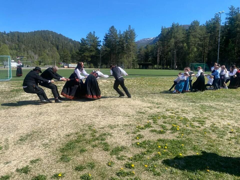 Taugtrekkingskonkurranse på Edland skule. Vaksne mot ungane, og ungane vann båe gongene.