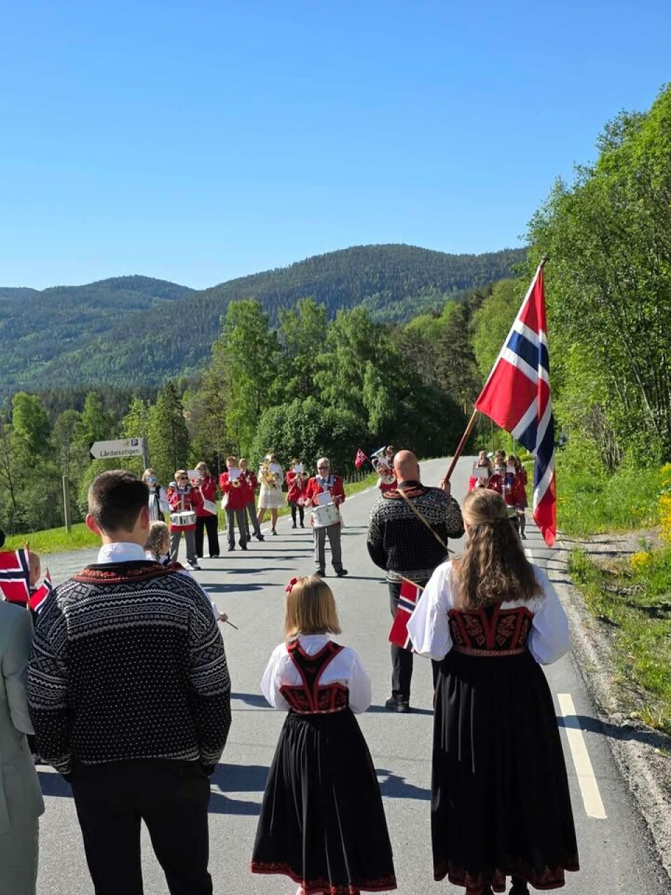 Toget møtte korpset midt i bygda går og saman ned til kyrkja i Lårdal.