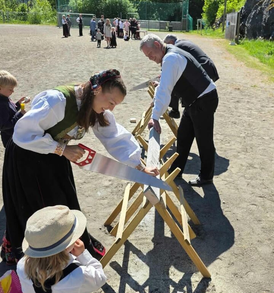 Konkurranse ved sagkrakken også. Stine Helen N. Bakke nærast kamera. Knut Skjævesland held kontroll.