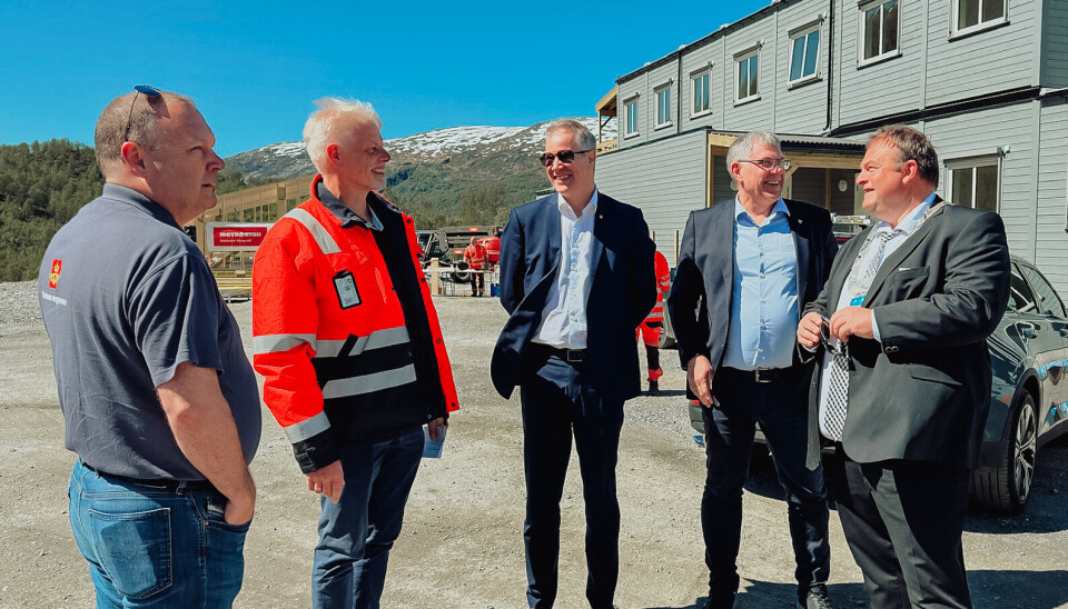 Det var godt oppmøte på markeringen av første spadetak. Frå venstre: Stein-Roger Nilssen (avdelingsdirektør i utbygging i Statens vegvesen), Frode Lykkebø (prosjektleder på E134 Røldal-Seljestad for Statens vegvesen), samferdselsminister Jon-Ivar Nygård, ordfører i Vindafjord kommune Ole Johan Vierdal og ordfører i Ullensvang kommune Roald Aga Haug.