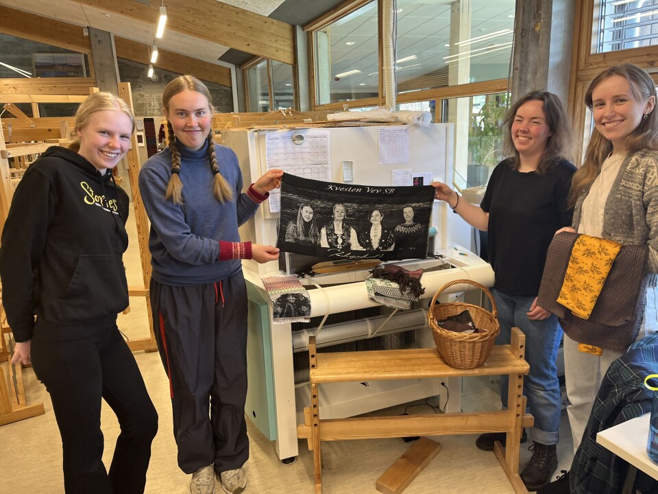 Sofie Dalheim (f.v.), Marie Wegener Barstad, Tonje Sofie Sløgedal og Ylva Johanne Hoftun Orre utgjer studentbedrifta «Kvesten vev». Dei rekonstruerer stoff frå gamle folkedraktliv. – Men me har leika oss litt også, smiler dei, og viser fram klassebiletet.