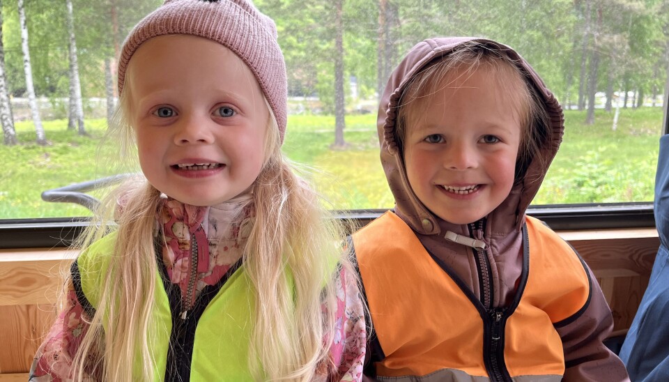 Alma Bringsvær Libjå (t.v.) og Ella Timland Wigdahl (begge 3 år) kosar seg på tur med barnehagen.