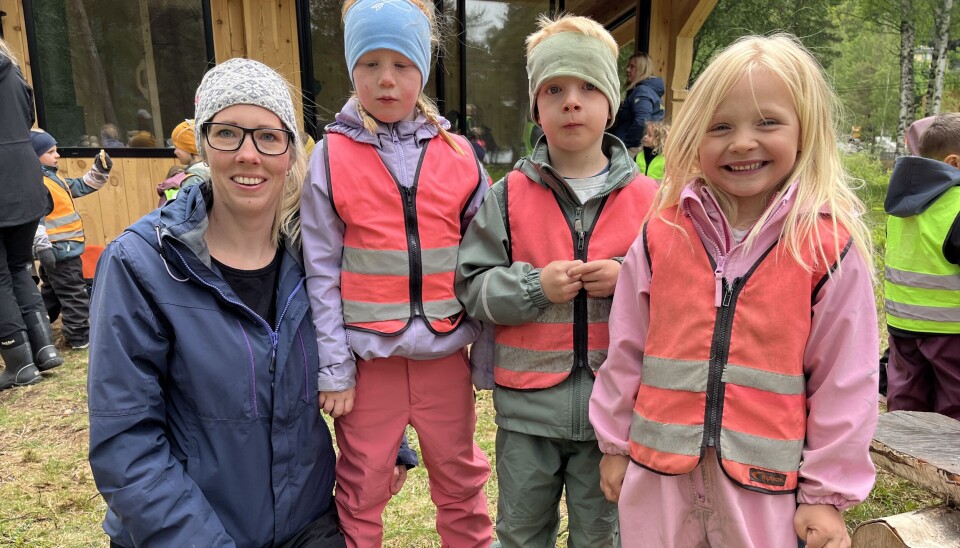 Bente Lund Frantzen (f.v.), saman med ulvane Thea Kyrkjebø Moen (6), Håkon Hommo Bråstøyl (5) og Vilje Bekk Vinjerui (6).