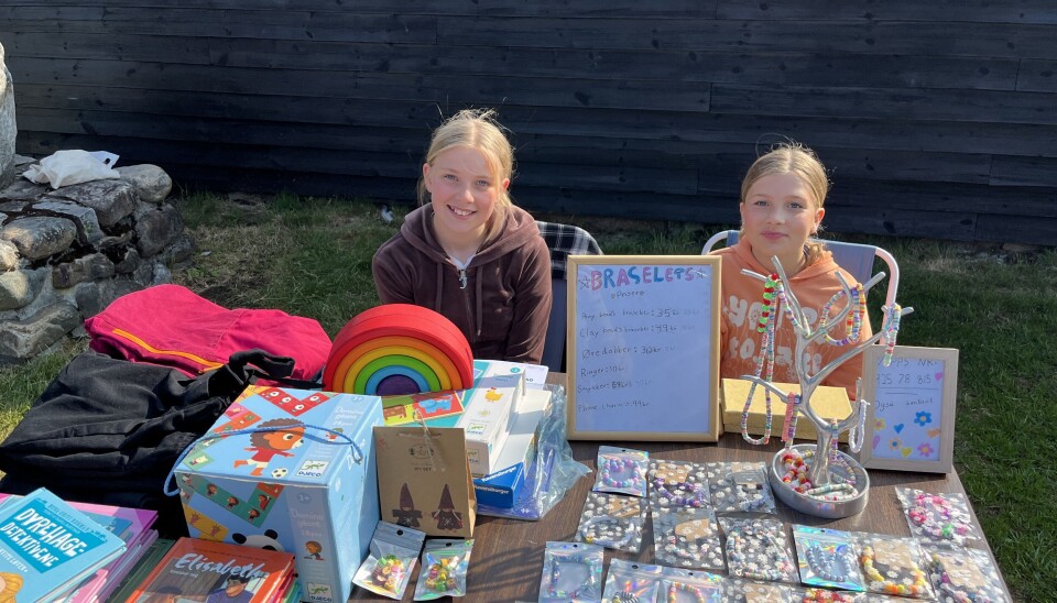 5.-klassingane Benedikte Heggtveit (t.v.) og Marie Wang frå Seljord hadde eigen stand på Vårmarknaden.