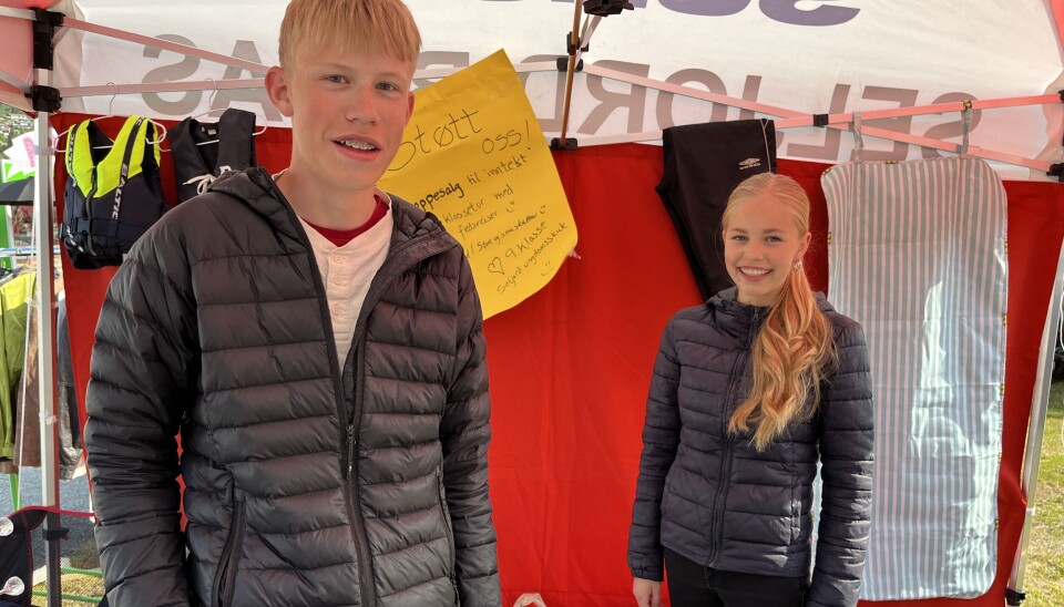 Sander Steinmoen Odden og Live Flatland jobbar dugnad for å tene pengar til skuletur i 10. klasse.