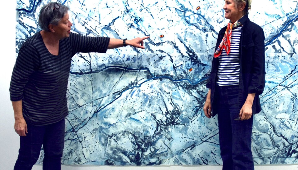 Grafikaren Ellen Karin Mæhlum (t.h.) er årets gjesteutstillar. Her saman med Torhild Grøstad, kunstnarisk leiar ved Eva Bull Holtes Museum.