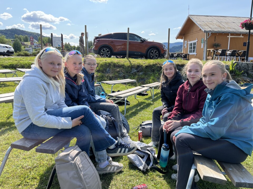 Natalie Indine Hansen (f.v.), Eivor Jønholt Metveit, Helena Haugholt Aarhus, Vilde Grestad, Mari Heddejord og Luzzy Lundevall Hauge fortel at dei er mykje ute med båt og at dei alltid brukar vest.
