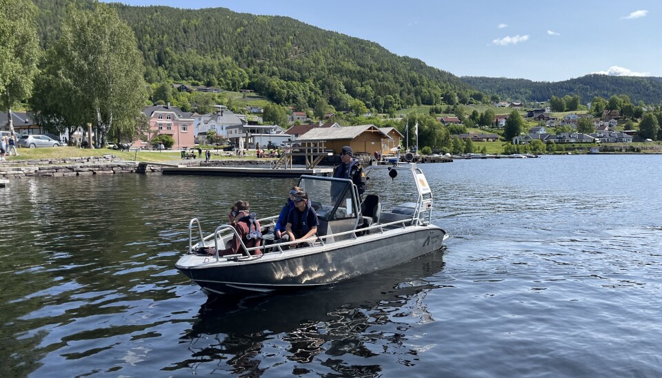 Ungdomsskuleelevane ved Kviteseid skule lærte både fyrstehjelp og båtvett på «Trygg i vatn»-dagen.