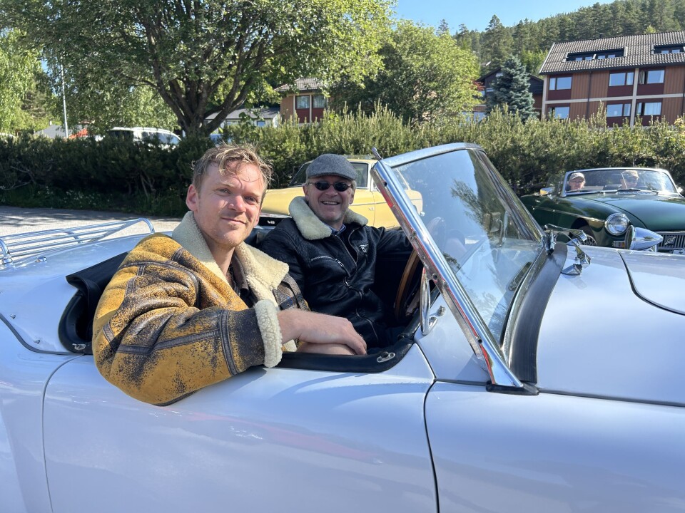 Eivind (t.v.) og Olav Omtveit i ein MGA, 1962-modell.