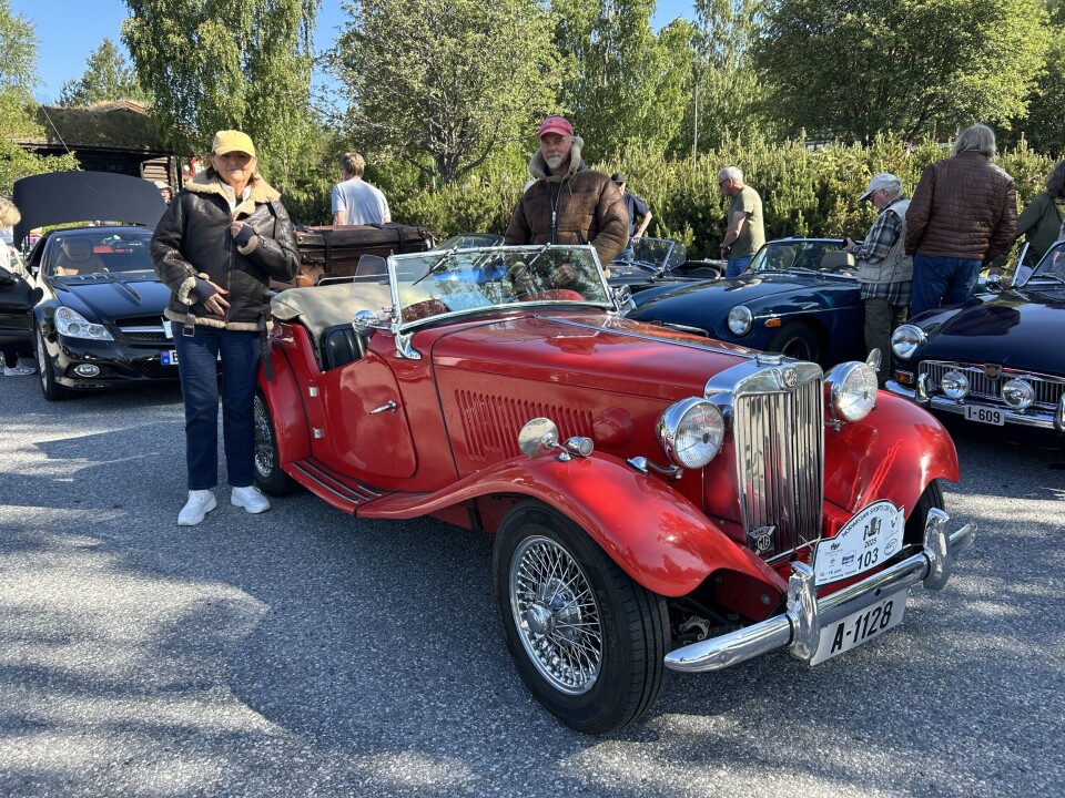 Siri og Olav Hjøringdal har køyrd denne bilen, ein MGTD 1952 modell, frå Hareid i Møre og Romsdal. Det er langt . – Men i fjor var me i Frankrike med denne bilen, fortel Siri.
