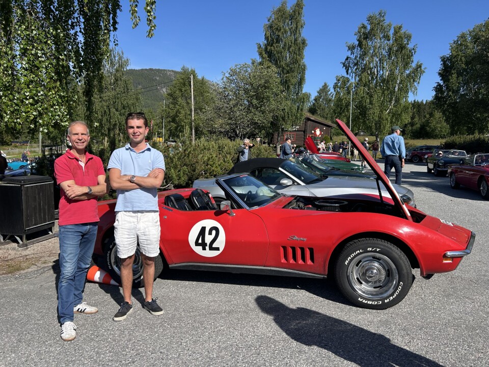 Michael (t.v.) og William Malling i ein Corvette 1969 modell. Dei kjem frå Oslo, og tek ein kikk på motoren før dei køyrer vidare.