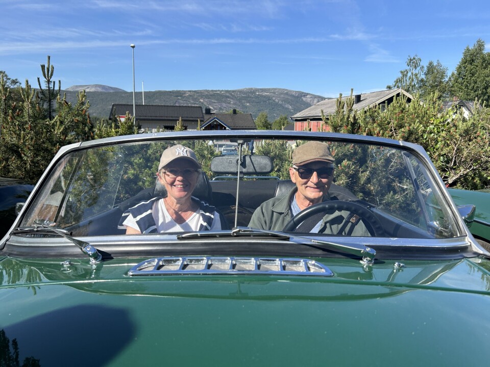 Kjell Gunnar Wåden og Gunhilde Arntzen har tatt turen frå Hof i Vestfold i sin MGB 1969 modell.
