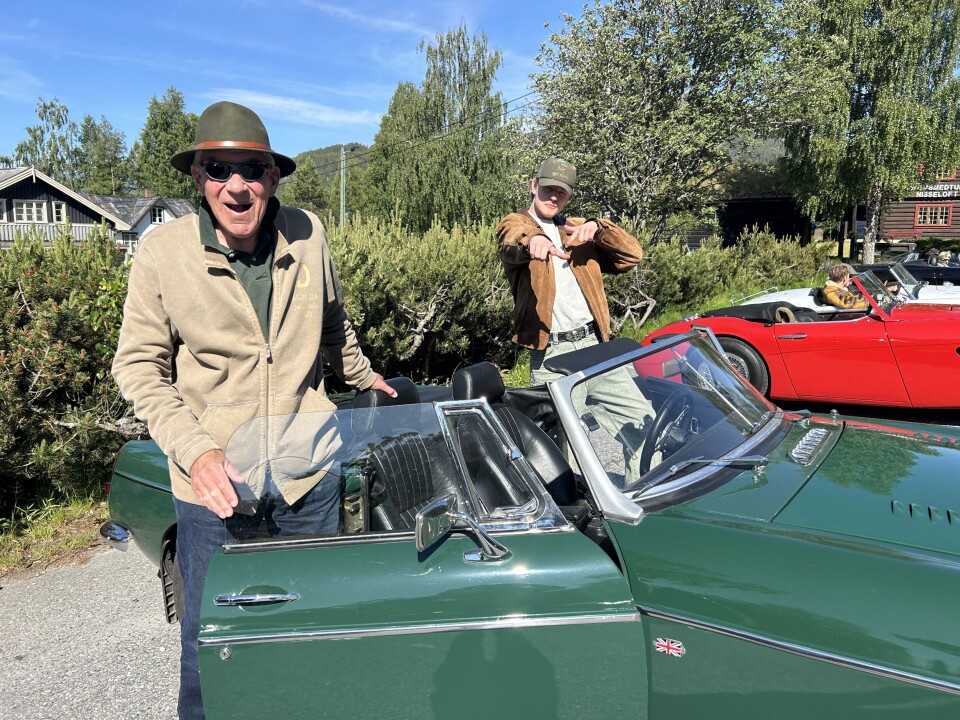 Naboane Peder Anker (t.v.) og Simon Haga stilte i ein MGB V8 frå 1962..