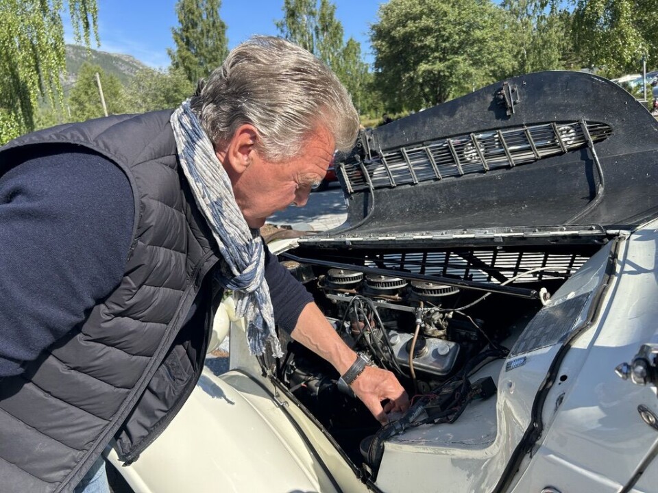Bjørn Halvor Kise tek ein liten sjekk på bilen før han reiser vidare. – Det er lurt å peile olje og sjekke at det er bremsevæske, seier han.