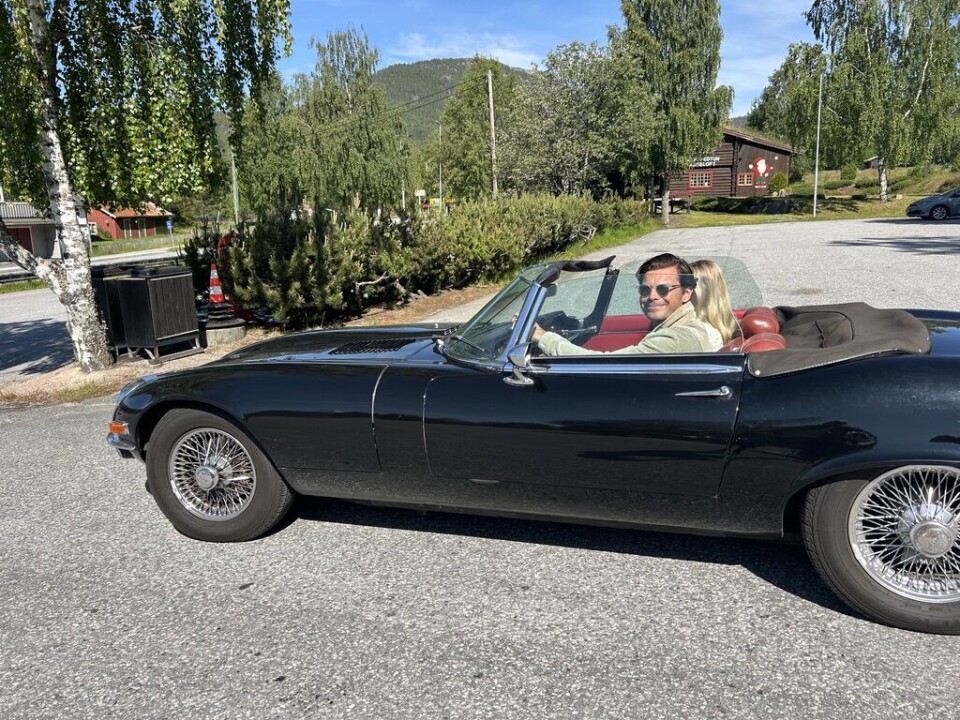 Per Christoffer Kise og Nicoline Bors Halden kjem frå Oslo og køyrer ein Jaguar e-type