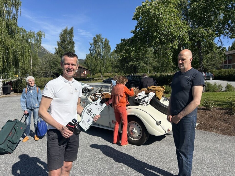 Hotelldirektør Lars Arne Straand (t.v.) har besøk av bilentusiastar frå heile Noreg. Denne helga er det Norwegian sports car rally. Tore Rygh Johansen er ein av arrangørane, og også ansvarleg mekanikar.