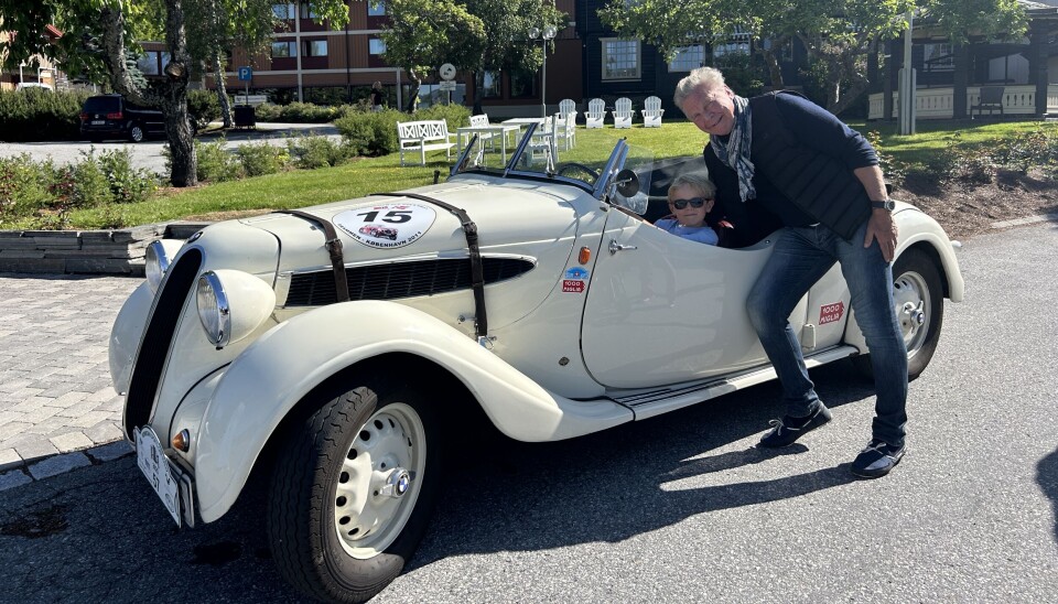 Bjørn Kise Raaholt (t.v.) saman med bestefar Bjørn Kise i ein BMW frå 1937.