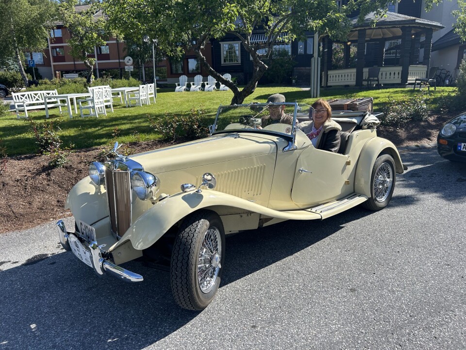 Bente og Olav Østli i sin MGTD 1953-modell. – Bilen heiter Olivia, fortel Bente.