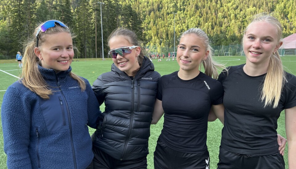 Det sosiale med fotball er viktig for Sigrid Godtland (f.v.), Ida Lio, Mathea Gulseth og Marie Østerhus Teigen.