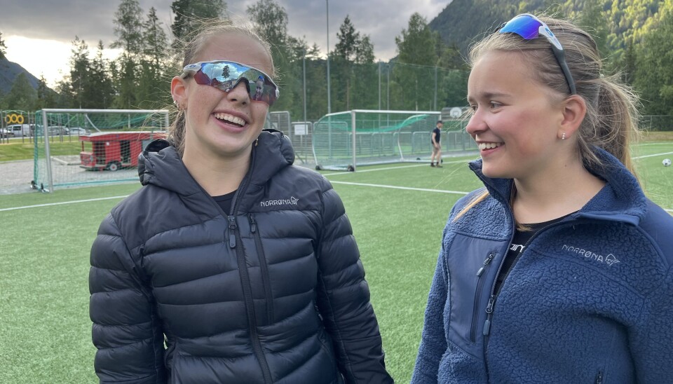 Ida (t.v.) og Sigrid har spelt fotball sidan dei var små.
