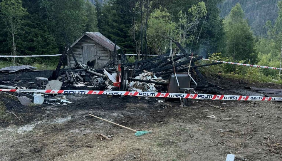Garasjen brann ned, og ifølge brannvesenet var det berre flaks at den ikkje spredde seg til bustadhuset som ligg tett inntil. Garasjen brann ned, og ifølge brannvesenet var det berre flaks at den ikkje spredde seg til bustadhuset som ligg tett inntil.