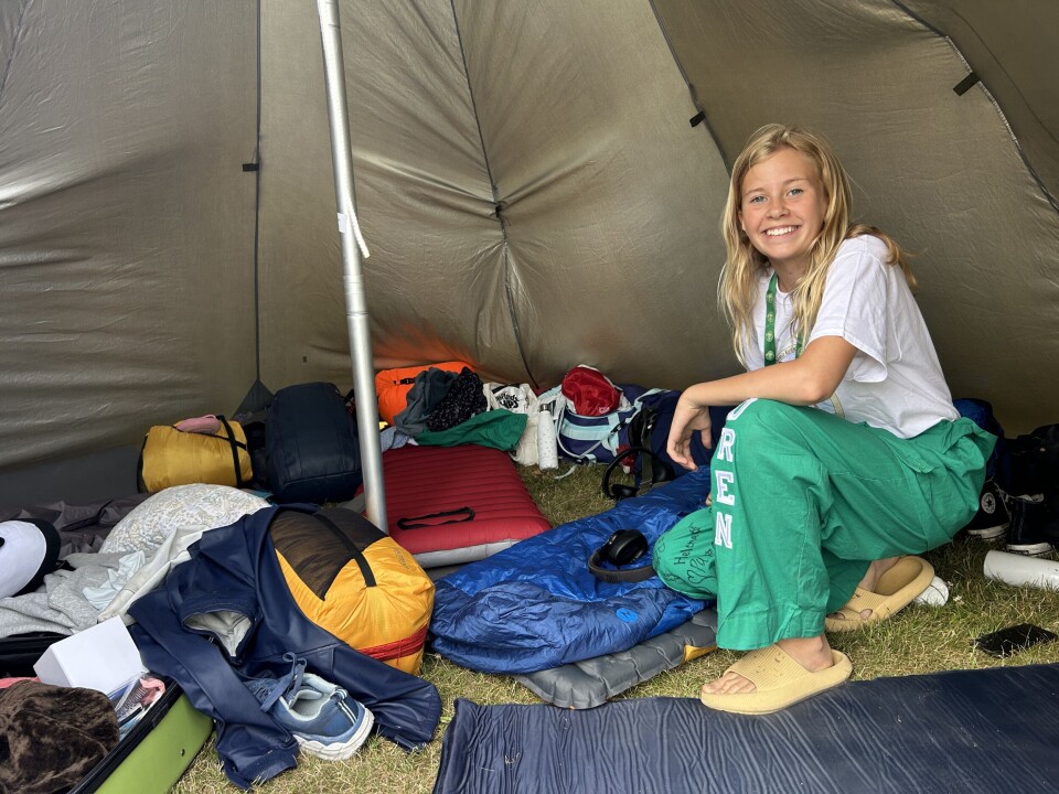 Mari Gjerlid Opsund er klar for 4H-leir i Nissedal, og syner fram lavvoen der fem av jentene frå Brunkeberg skal sove.
