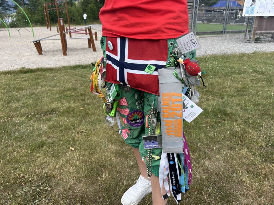 Mange av leirdeltakarane stiller i grøne bukser som dei har sydd sjølv. På buksene skal ein helst ha nokre leirminne, og det er ikkje vanskeleg å sjå at Helene Oma Dahle har vore på leir før. – Eg har vore på leir sidan 2014, så denne buksa er 11 år, fortel ho.