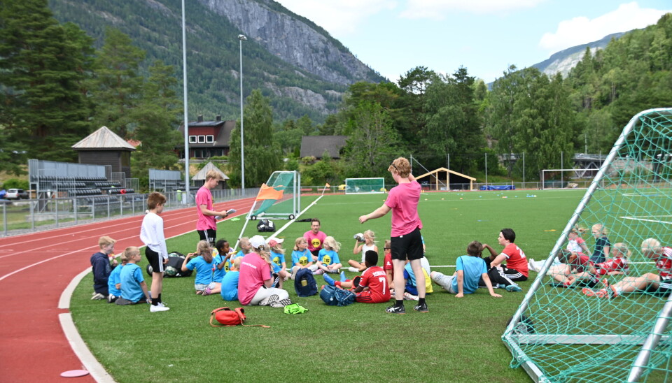 Sommarskulen har fotballdag på Eventyrøy.