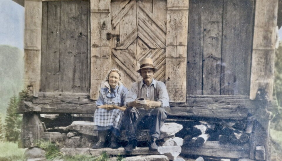 Besteforeldra til Anne, Ingebjørg Jondatter Aamdal og Steinar Gjermundsson Aamdal på burtrappa ein gong på 30-talet.