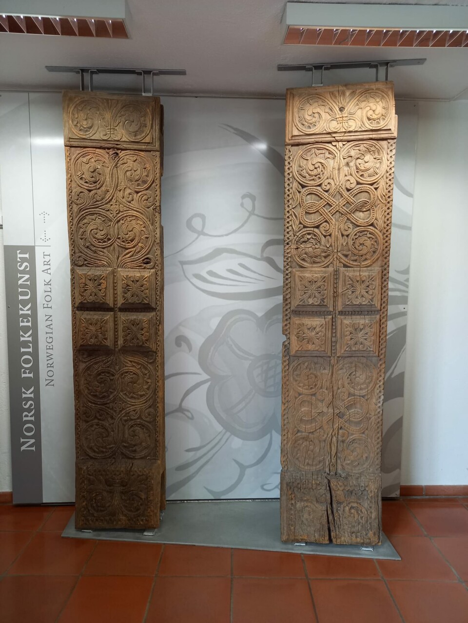 Boni Wiik meiner utskjeringane på Aamdal Heimistog minner om desse stolpane som står på norsk folkemuseum.