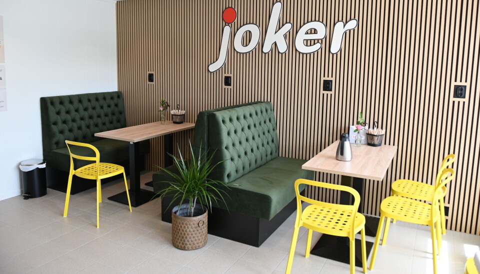 Rommet har mjuke sofabenkar og mange støpsel.