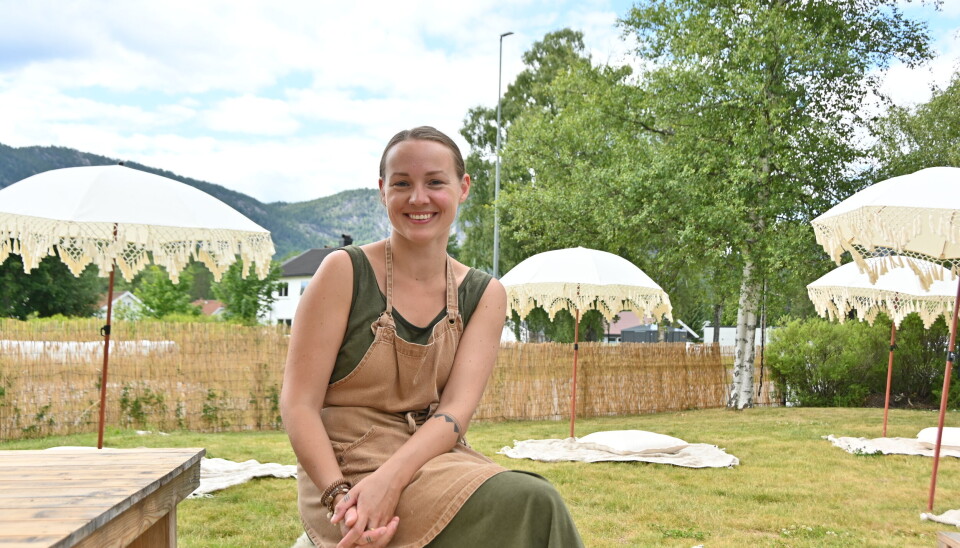 Dagleg leiar av Kafé Hvelvet Rebekka Vik Skomdal (33) er utdanna interiørkonsulent, noko gjestene legg merke til.