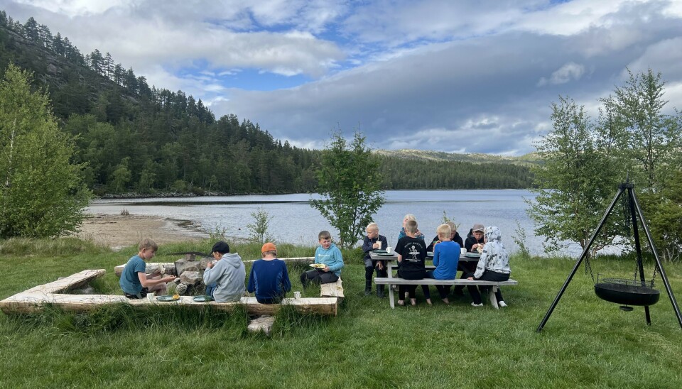 Medan ungdomsskulen er meir tilbakehalden slenger mellomsteget seg gjerne med. Her på fleirdagars tur til Fiskebustøylen.