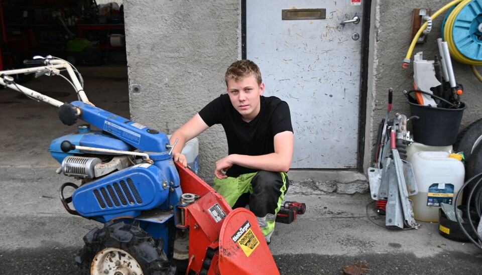 Sondre Dahl Kasland fikser ein klippar, han fortel at han tidlegare har skifta dekk.