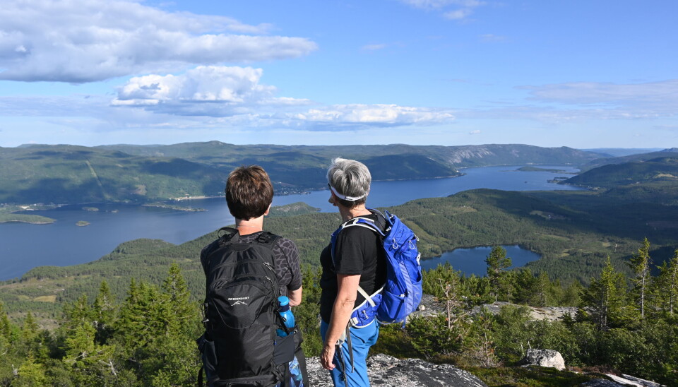 Unni Vik og Torhild Hagen ser utover Nisser frå toppen av Myrbufjell.