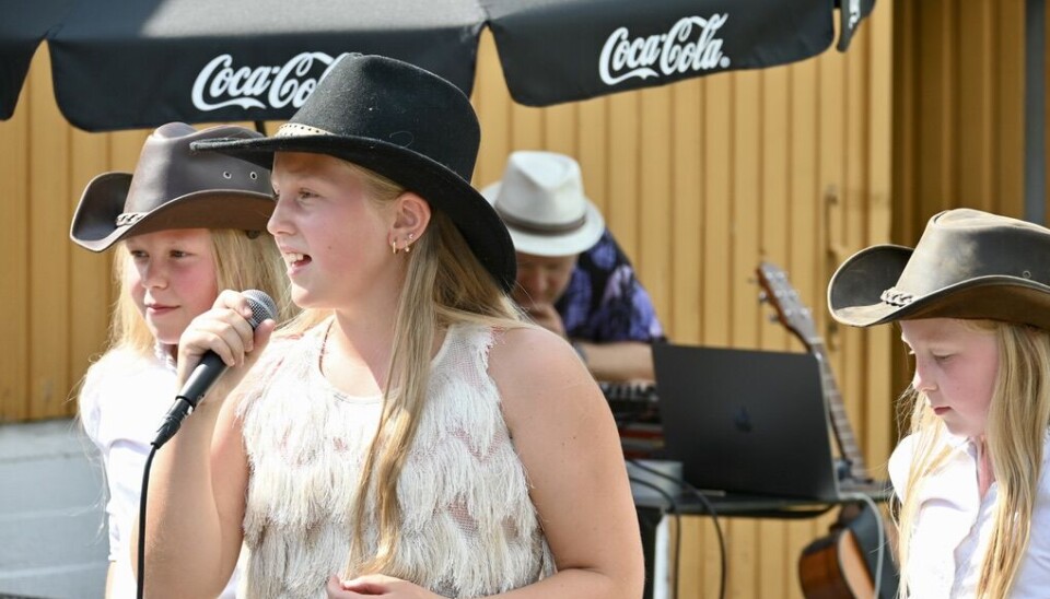 Signe Marie Holte song og dansa saman med dansarane Melina Elisabeth (t.v.) og Thea Helena Sigurdslid.