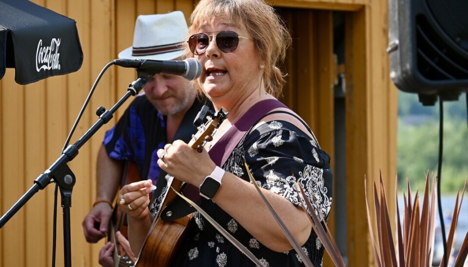 Solveig Helene Almelid kjem Vestfold og er med i ein ukuleleklubb. Ho har vanlegvis med seg ein heil ukulelegjeng når ho står på scenen, men klarte seg finfint på eiga hand, og song mellom anna «My American Dream».