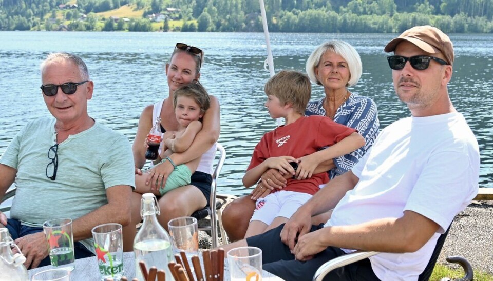 Ytst på bryggekanten sat denne familien frå Vikersund og venta på pizza, f.v. Øistein Blekkerud, Kine Blekkerud Nerland med Lavrans på fanget, Ellen Blekkerud med Kasper på fanget og Chris Nerland. Dei har blitt veldige glade i Kviteseid, og det er femte året på rad dei legg ferieturen hit.