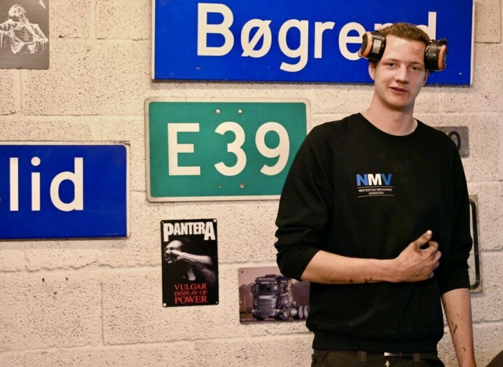 Bestefar Ånund Nestestog likte å samle på gamle skilt som han fann i kontainarar og liknande. Desse har Oskar hengt opp på kontoret i verkstaden.