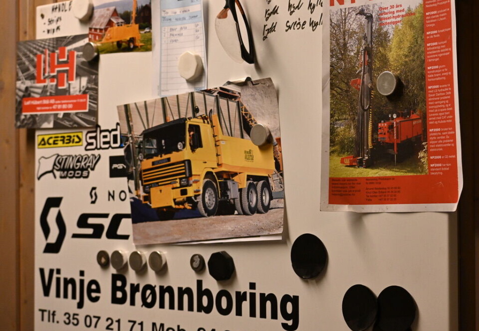 På veggtavla i kontorverkstaden til Oskar heng bilete av fleire av reiskapane som bestefar og oldefar hans vart kjende for å lage – boreriggar og plogfeste. Bestefar Ånund dreiv også Vinje brønnboring før han begynte å lage boreriggar sjølv.