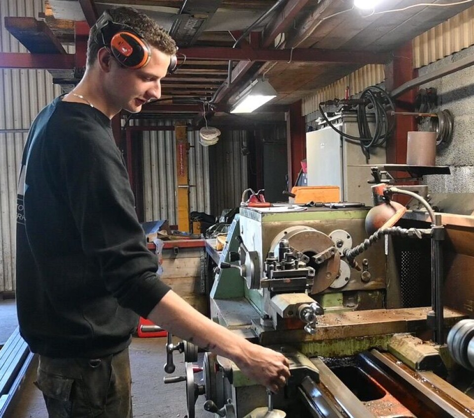 Ved dreiebenken lagar Oskar til dømes boltar etter skreddarsydde mål. Det kan vere eit godt alternativ dersom bolten som knakk er svindyr å bestille, eller viss den er så gamal at det er vanskeleg å få tak i rette dimensjonar.